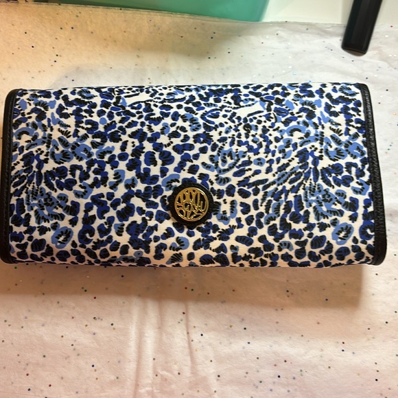 NWT Lilly Pulitzer Benton Clutch Resort White in Twisted Up - Picture 7 of 8